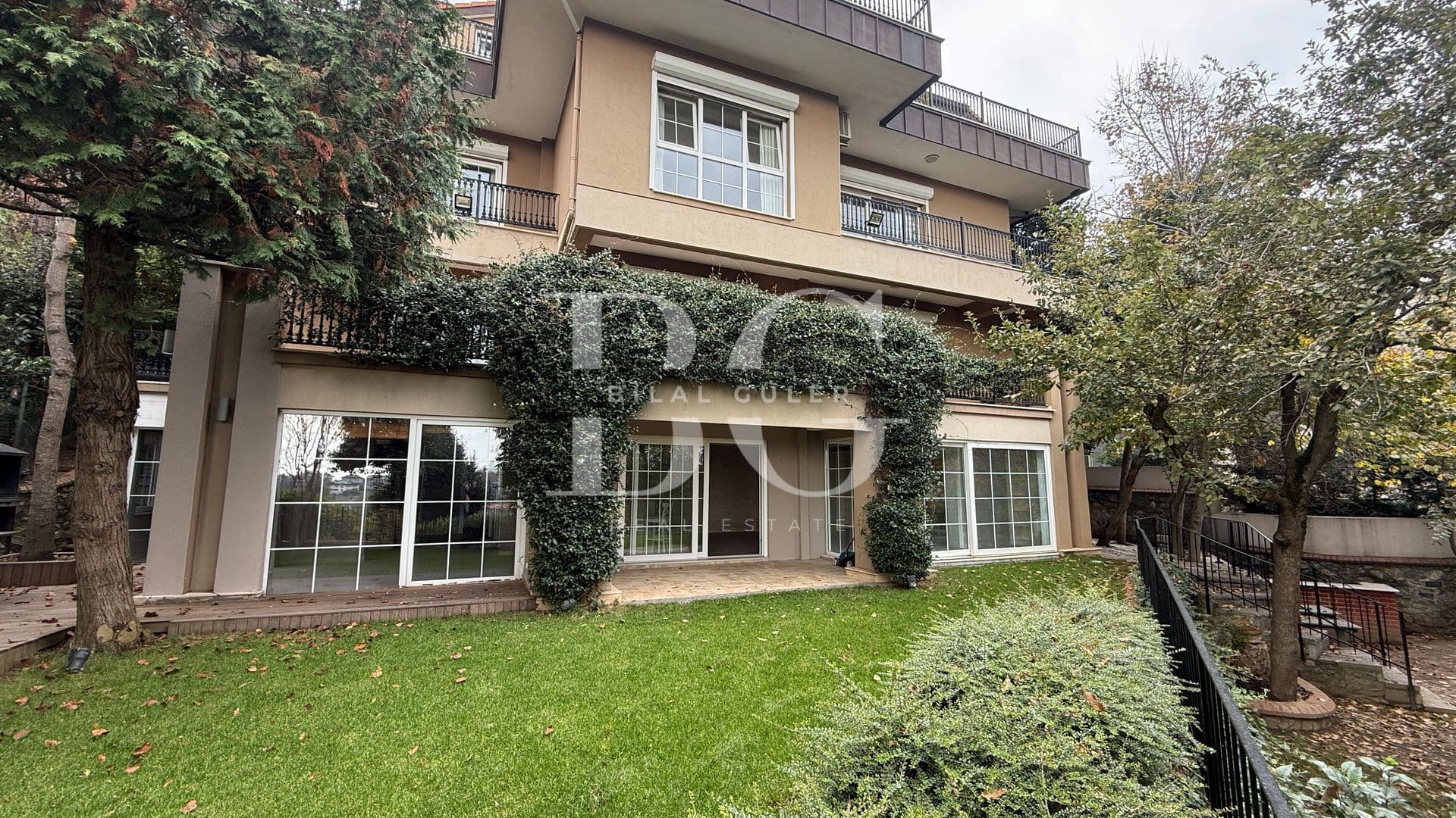 Acarkent'te Geniş Bahçe Kullanımlı Oturuma Hazır Satılık Villa 1