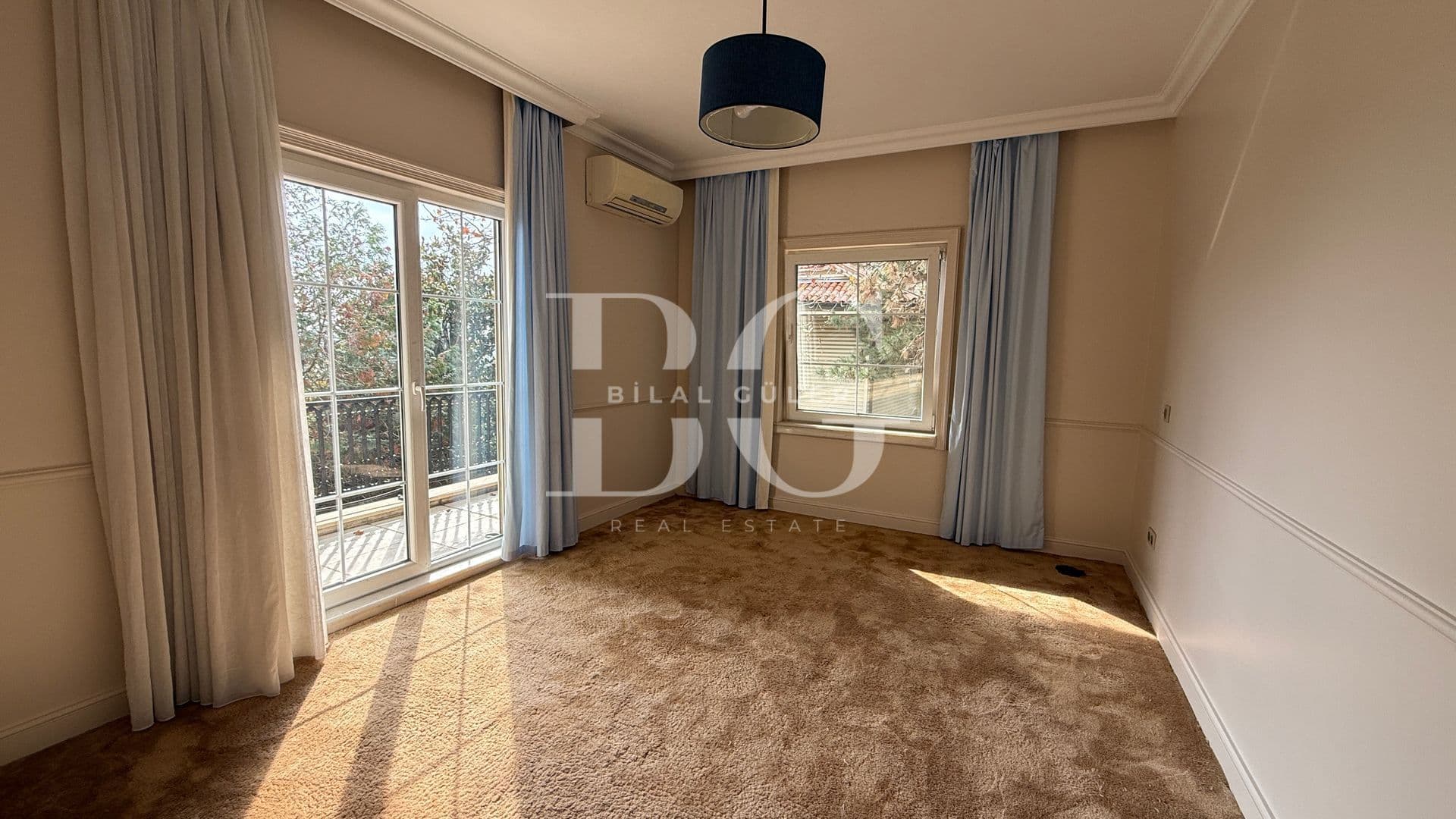 Acarkent'te Geniş Bahçe Kullanımlı Oturuma Hazır Satılık Villa 17