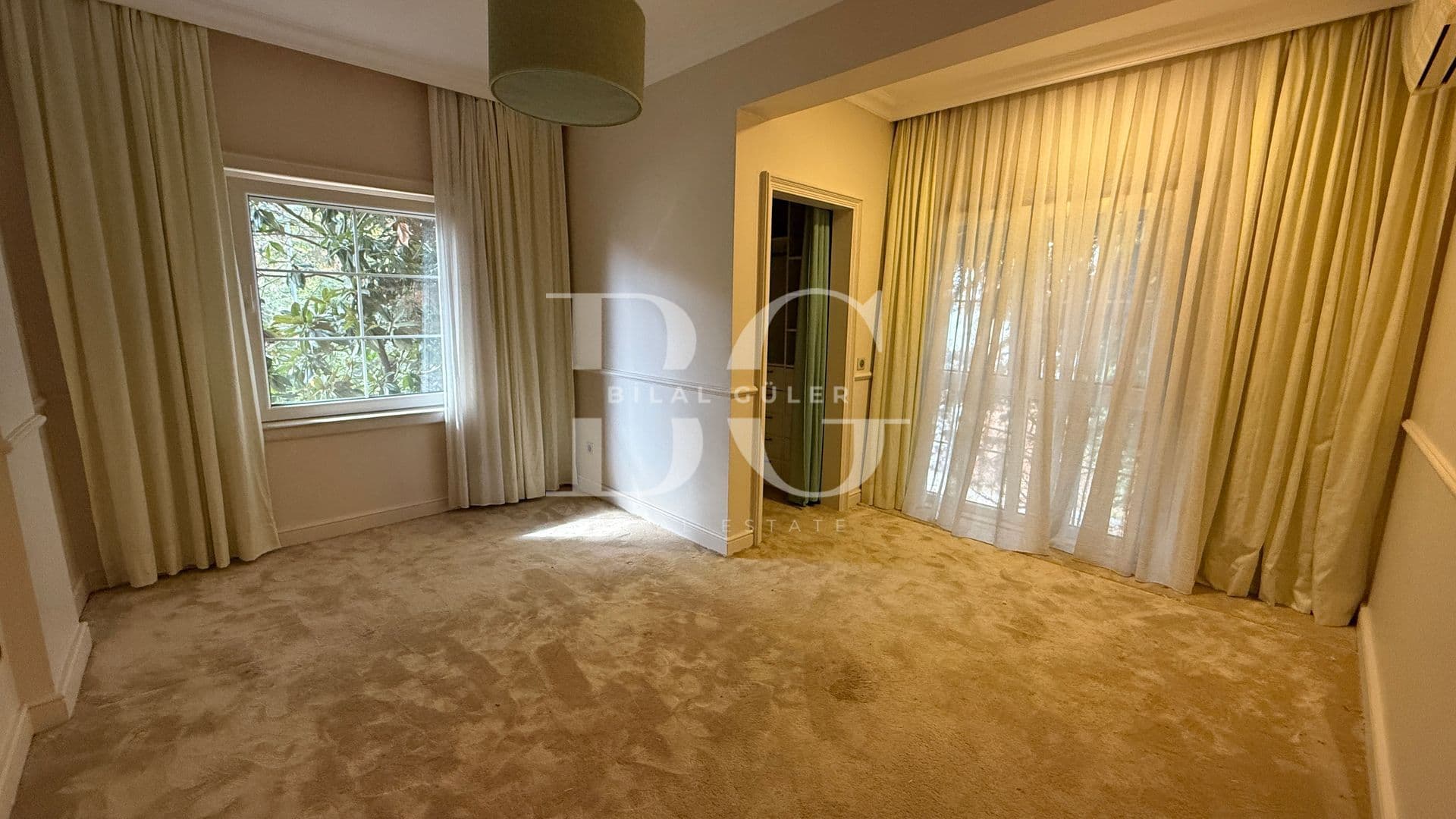 Acarkent'te Geniş Bahçe Kullanımlı Oturuma Hazır Satılık Villa 18