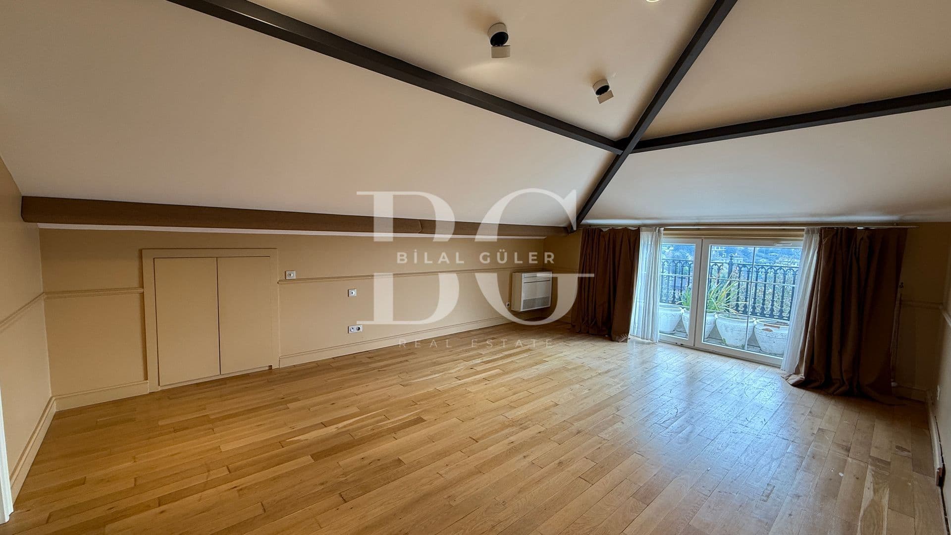 Acarkent'te Geniş Bahçe Kullanımlı Oturuma Hazır Satılık Villa 19