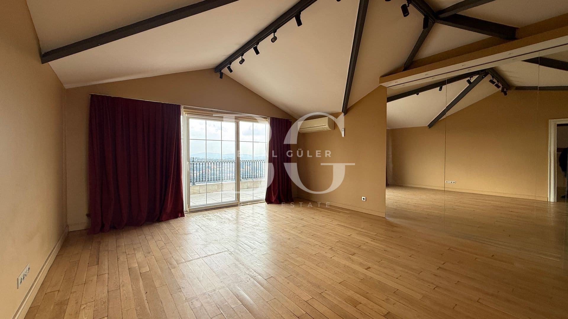 Acarkent'te Geniş Bahçe Kullanımlı Oturuma Hazır Satılık Villa 21