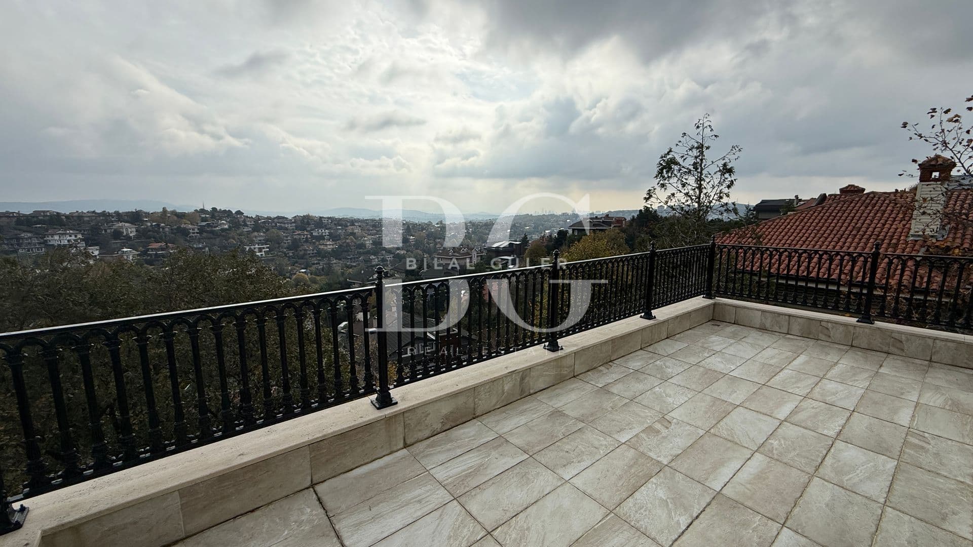 Acarkent'te Geniş Bahçe Kullanımlı Oturuma Hazır Satılık Villa 22