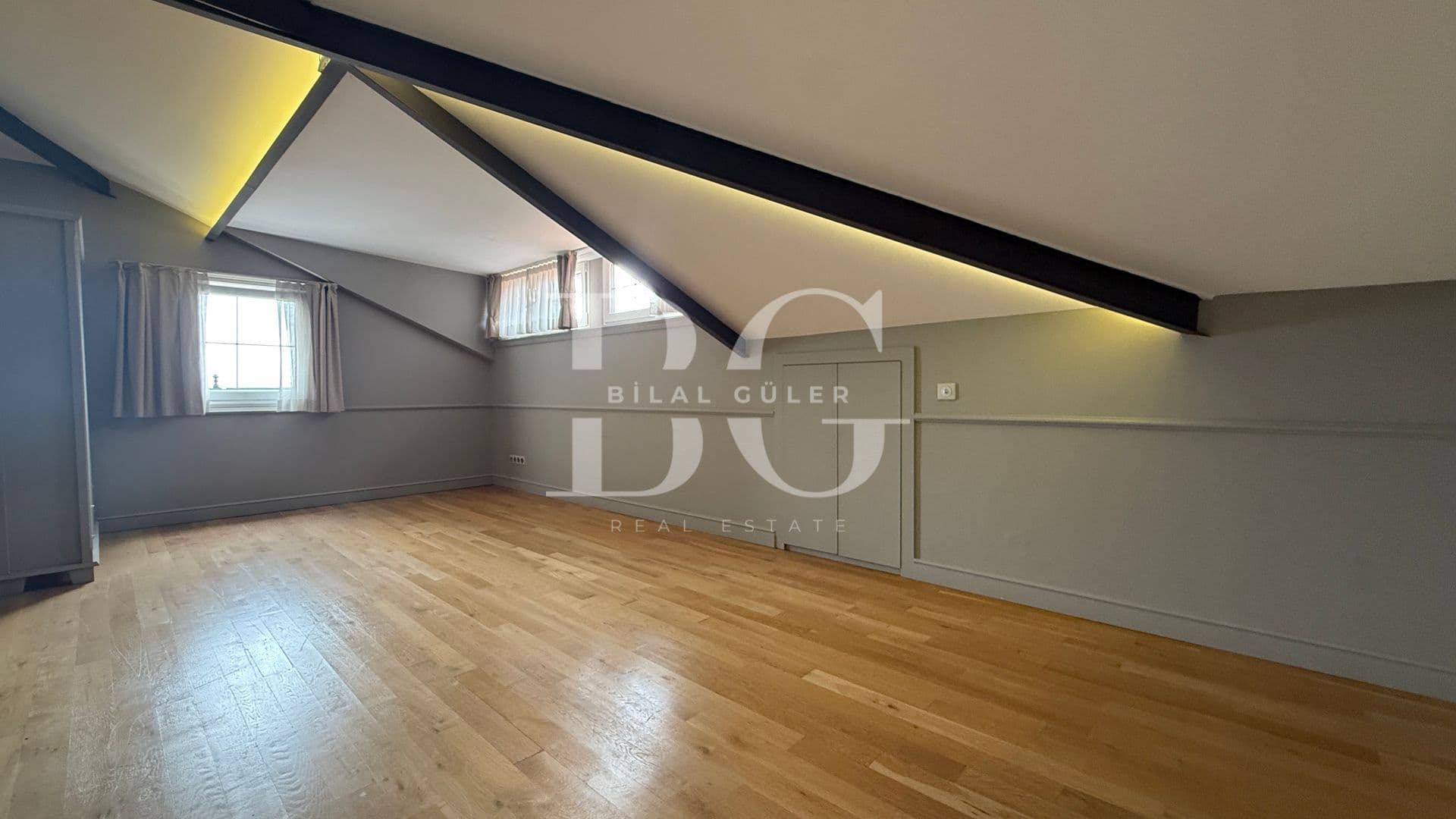 Acarkent'te Geniş Bahçe Kullanımlı Oturuma Hazır Satılık Villa 23