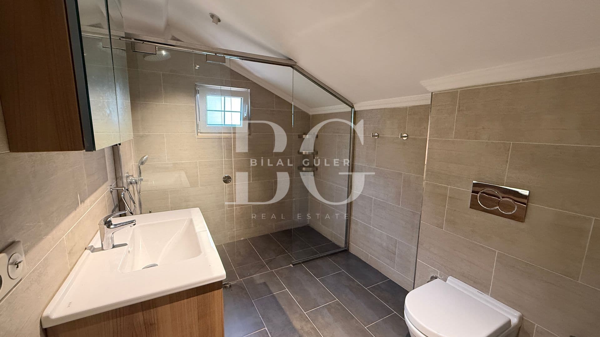 Acarkent'te Geniş Bahçe Kullanımlı Oturuma Hazır Satılık Villa 20