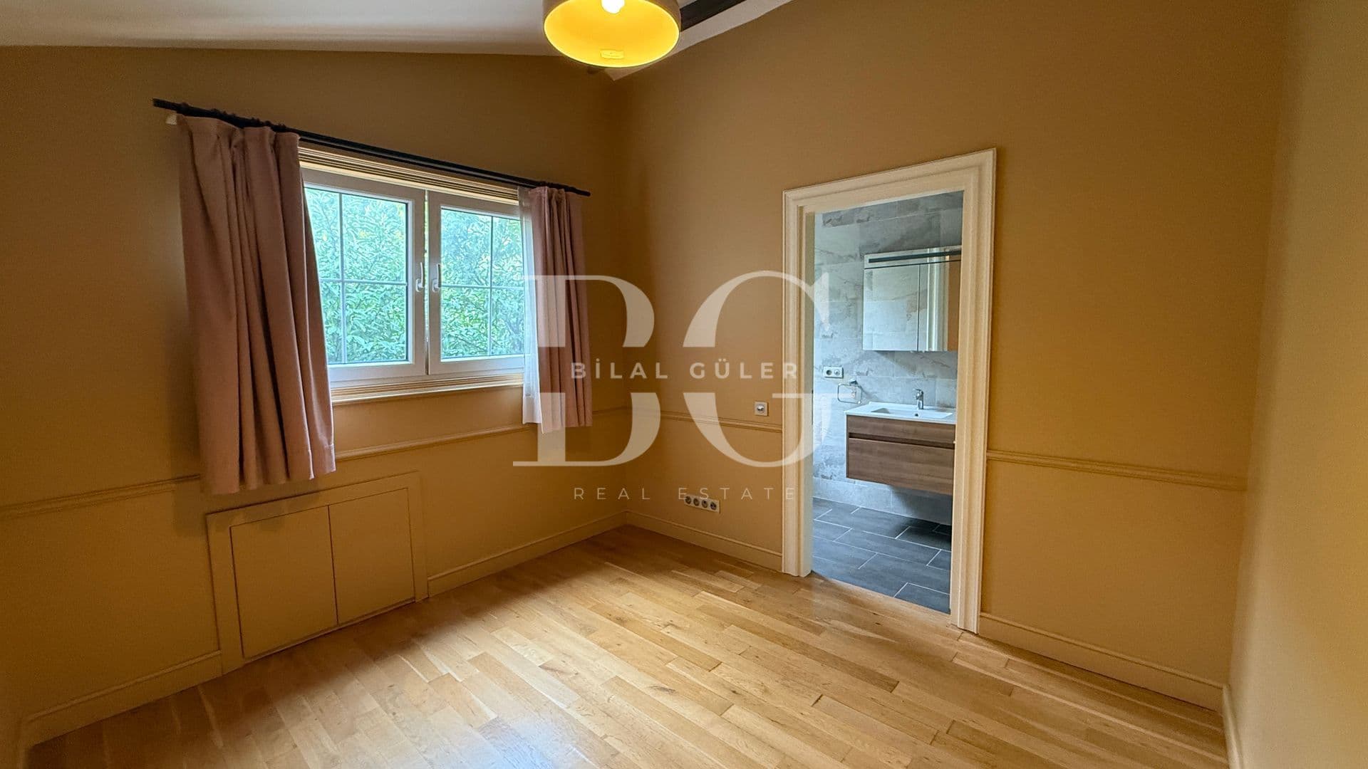 Acarkent'te Geniş Bahçe Kullanımlı Oturuma Hazır Satılık Villa 24