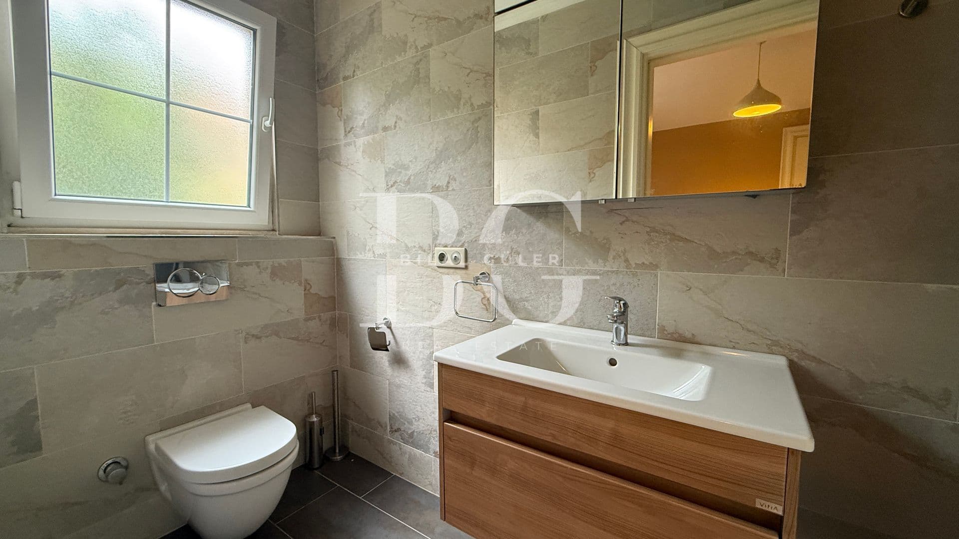 Acarkent'te Geniş Bahçe Kullanımlı Oturuma Hazır Satılık Villa 25