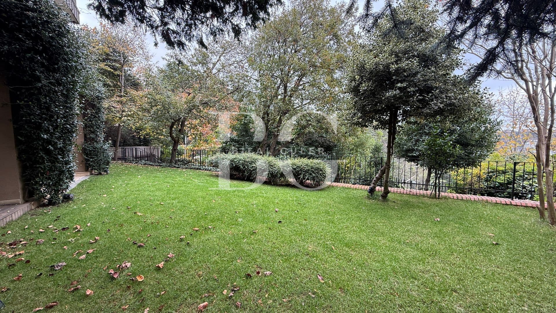 Acarkent'te Geniş Bahçe Kullanımlı Oturuma Hazır Satılık Villa 3