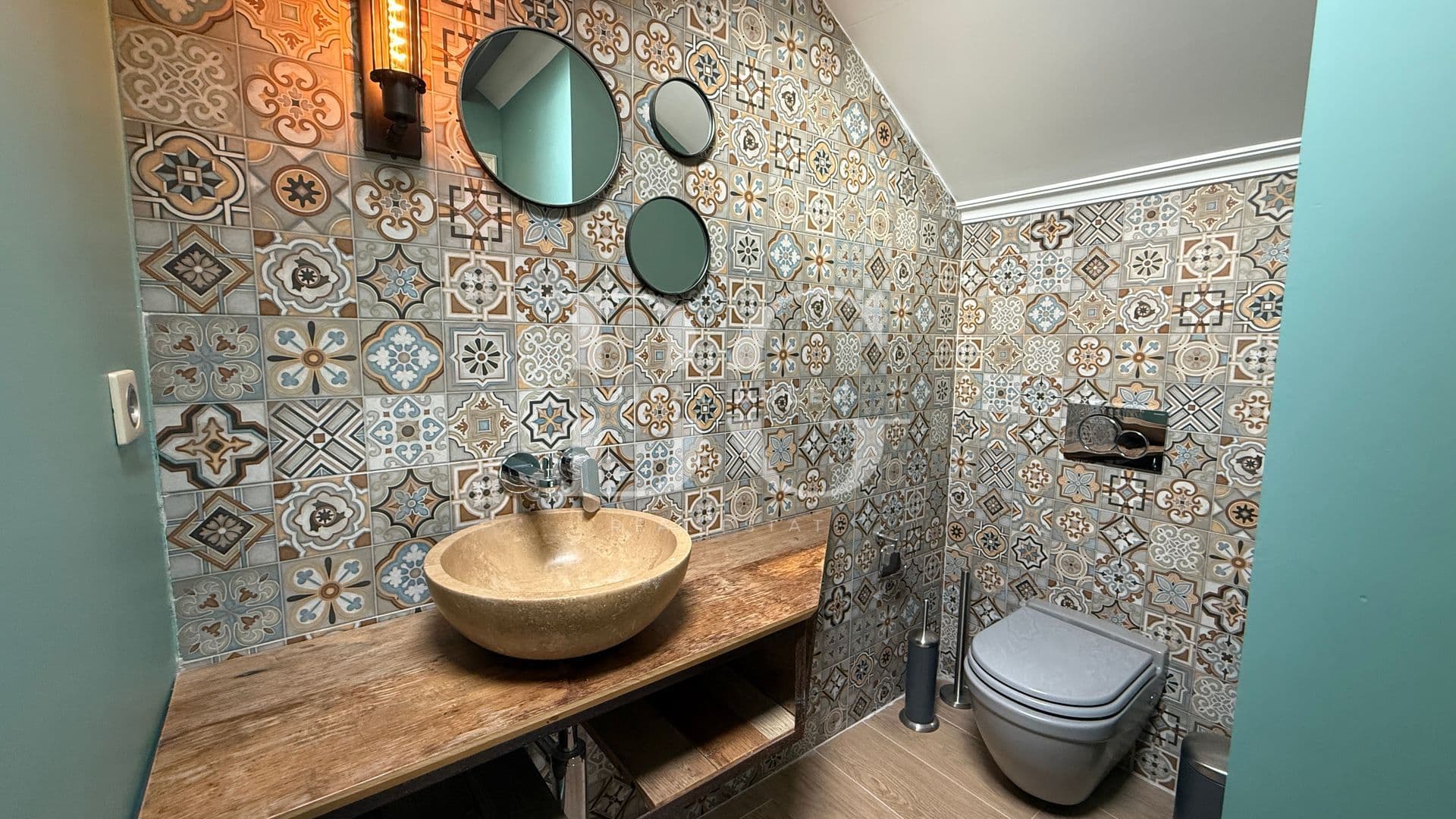 Acarkent'te Geniş Bahçe Kullanımlı Oturuma Hazır Satılık Villa 26