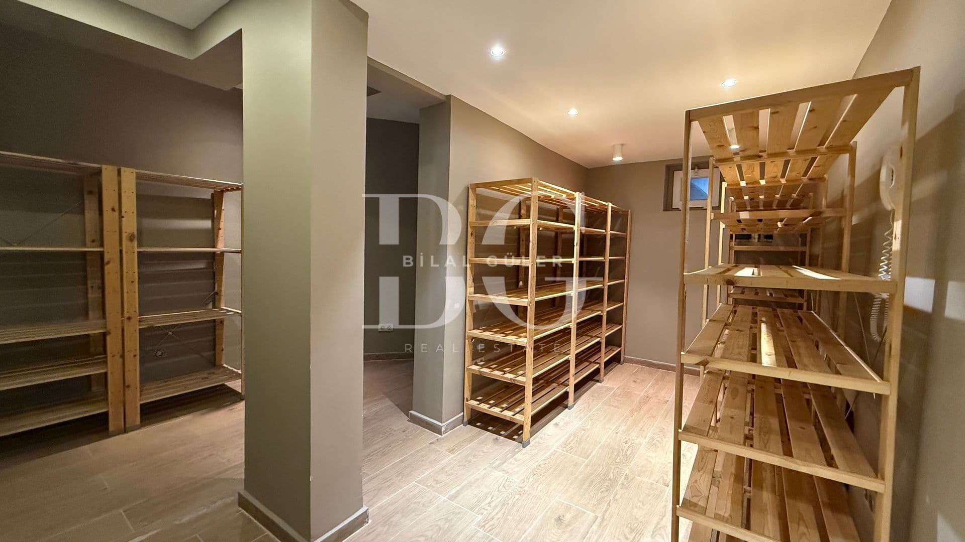 Acarkent'te Geniş Bahçe Kullanımlı Oturuma Hazır Satılık Villa 28