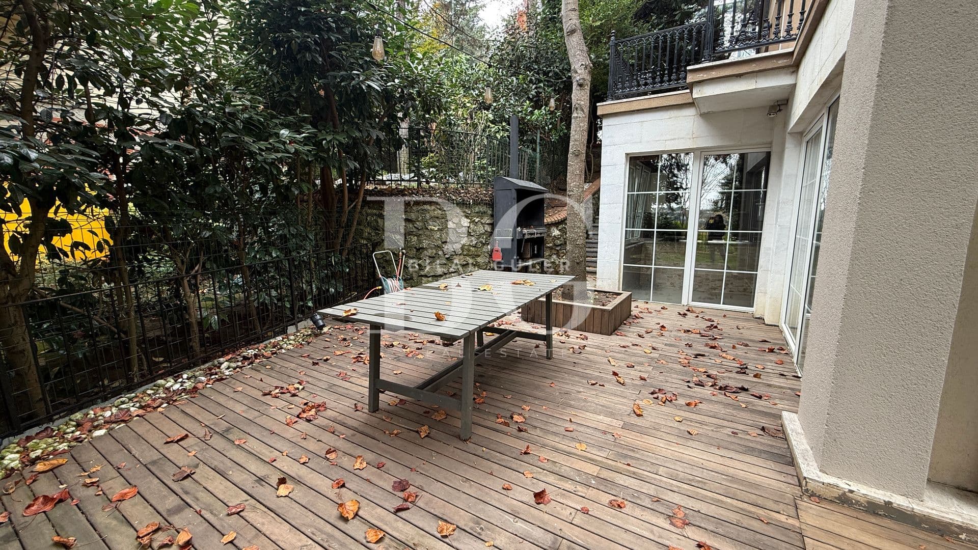 Acarkent'te Geniş Bahçe Kullanımlı Oturuma Hazır Satılık Villa 5