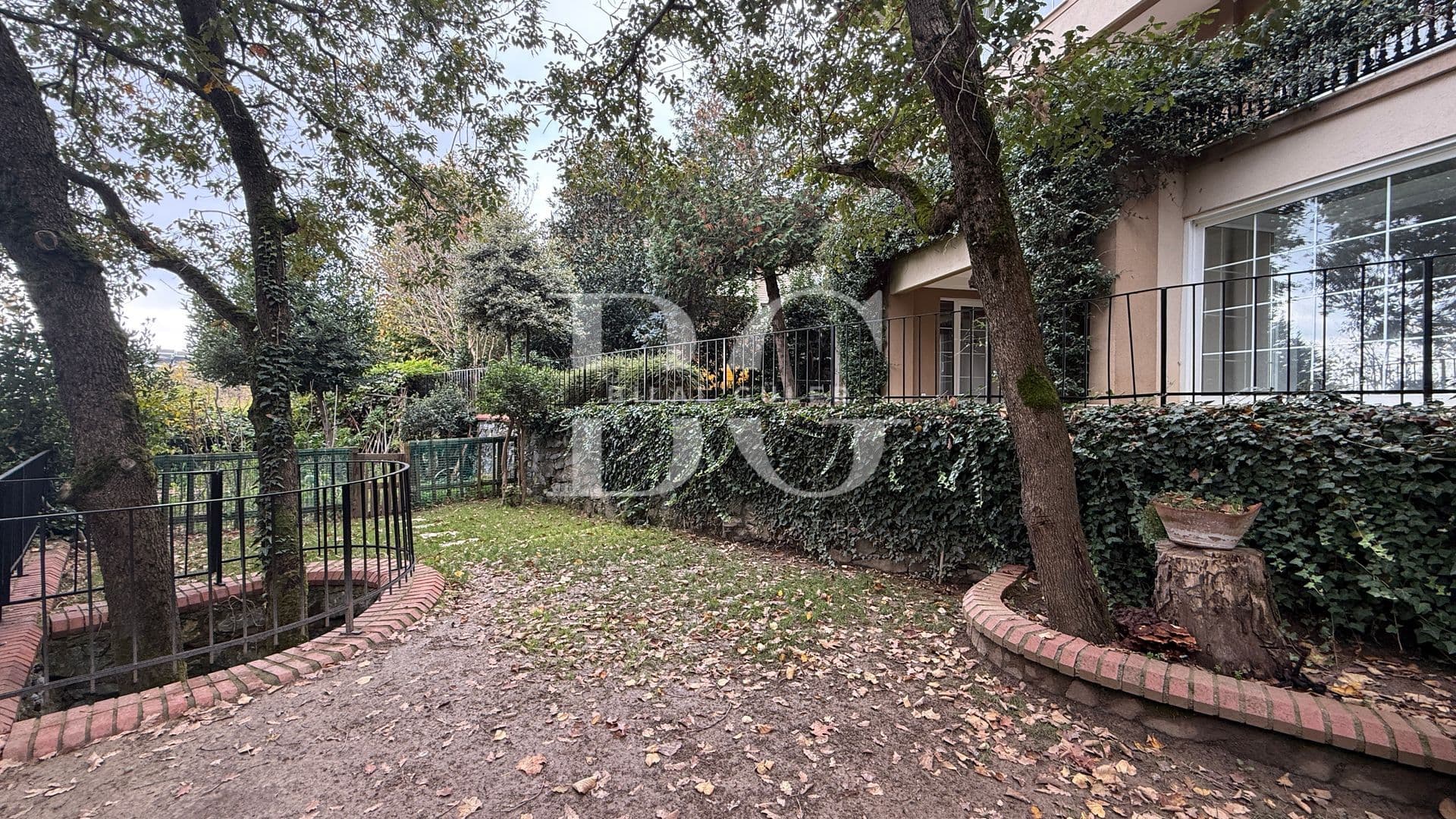 Acarkent'te Geniş Bahçe Kullanımlı Oturuma Hazır Satılık Villa 4