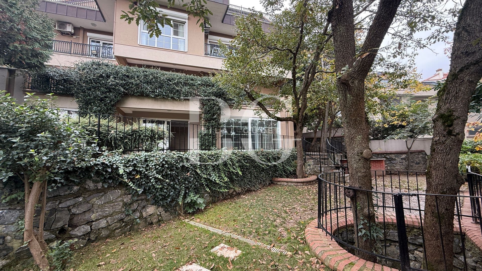 Acarkent'te Geniş Bahçe Kullanımlı Oturuma Hazır Satılık Villa 2