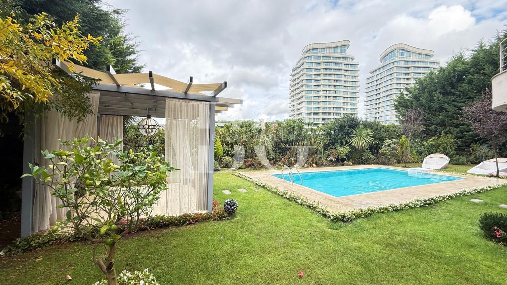 ACARKENT'TE SATILIK KONAKLAR MANZARALI HAVUZLU BAHÇE DUBLEKS 4