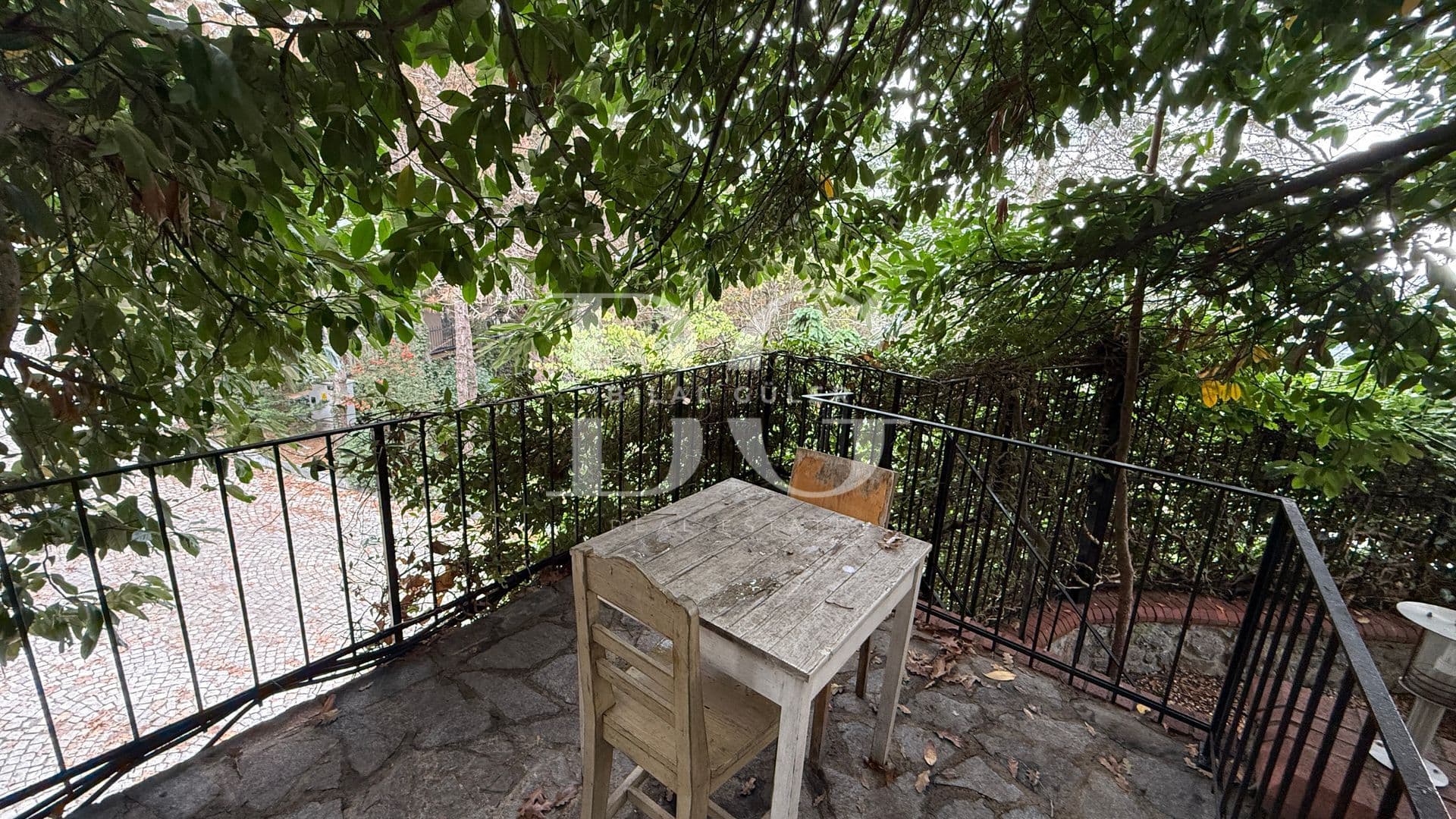 Acarkent'te Geniş Bahçe Kullanımlı Oturuma Hazır Satılık Villa 8