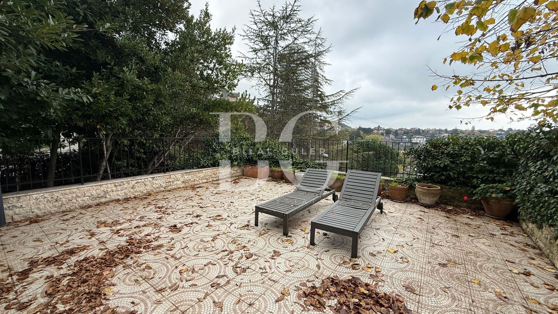 Acarkent'te Geniş Bahçe Kullanımlı Oturuma Hazır Satılık Villa 6