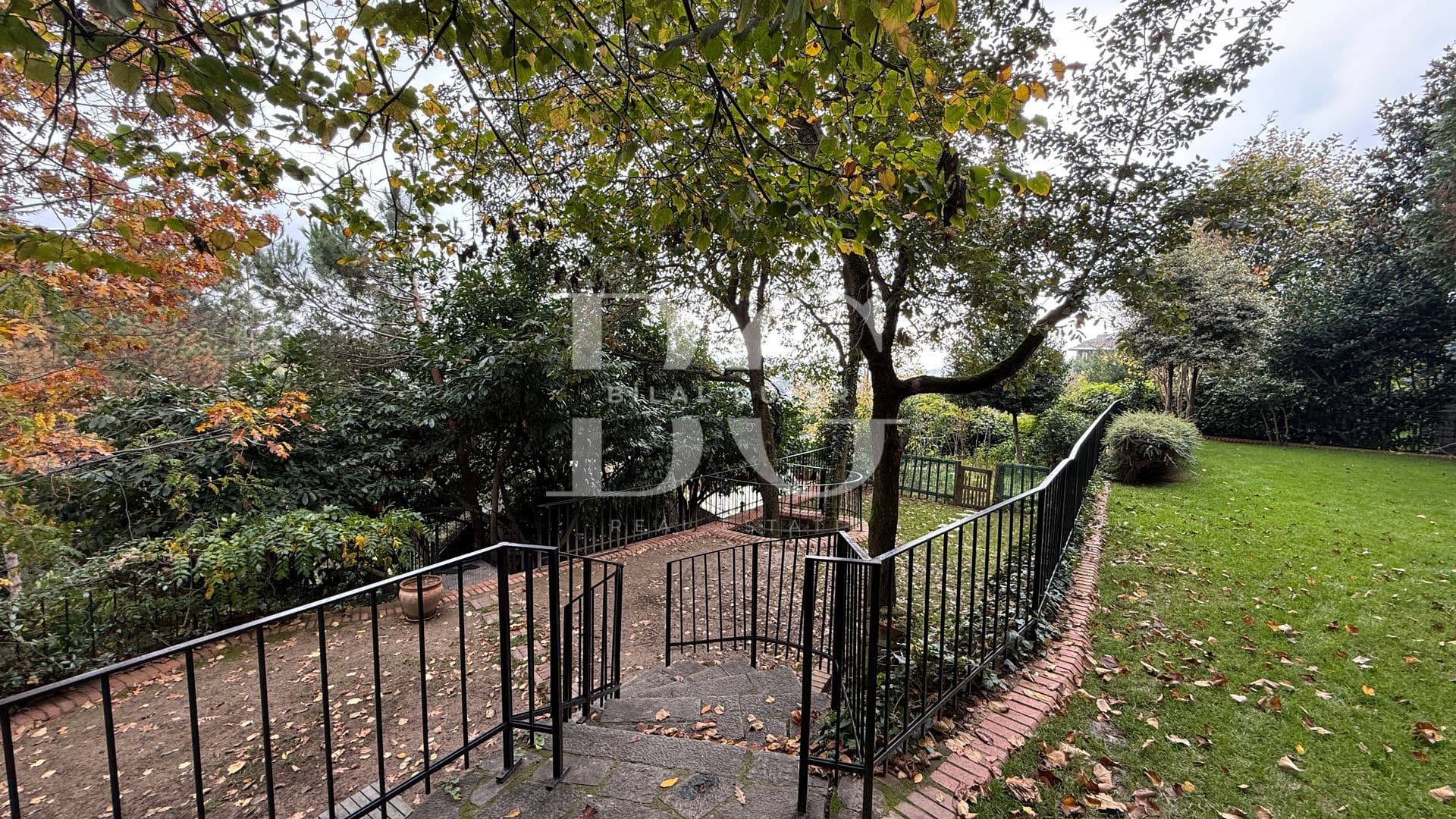 Acarkent'te Geniş Bahçe Kullanımlı Oturuma Hazır Satılık Villa 7