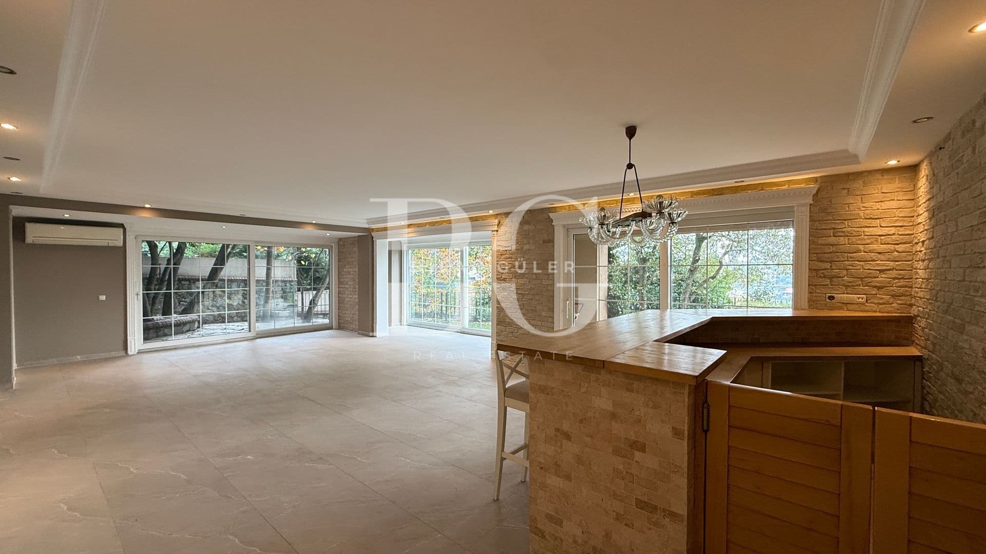 Acarkent'te Geniş Bahçe Kullanımlı Oturuma Hazır Satılık Villa 27