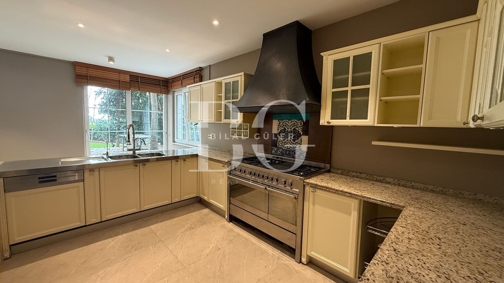 Acarkent'te Geniş Bahçe Kullanımlı Oturuma Hazır Satılık Villa 29