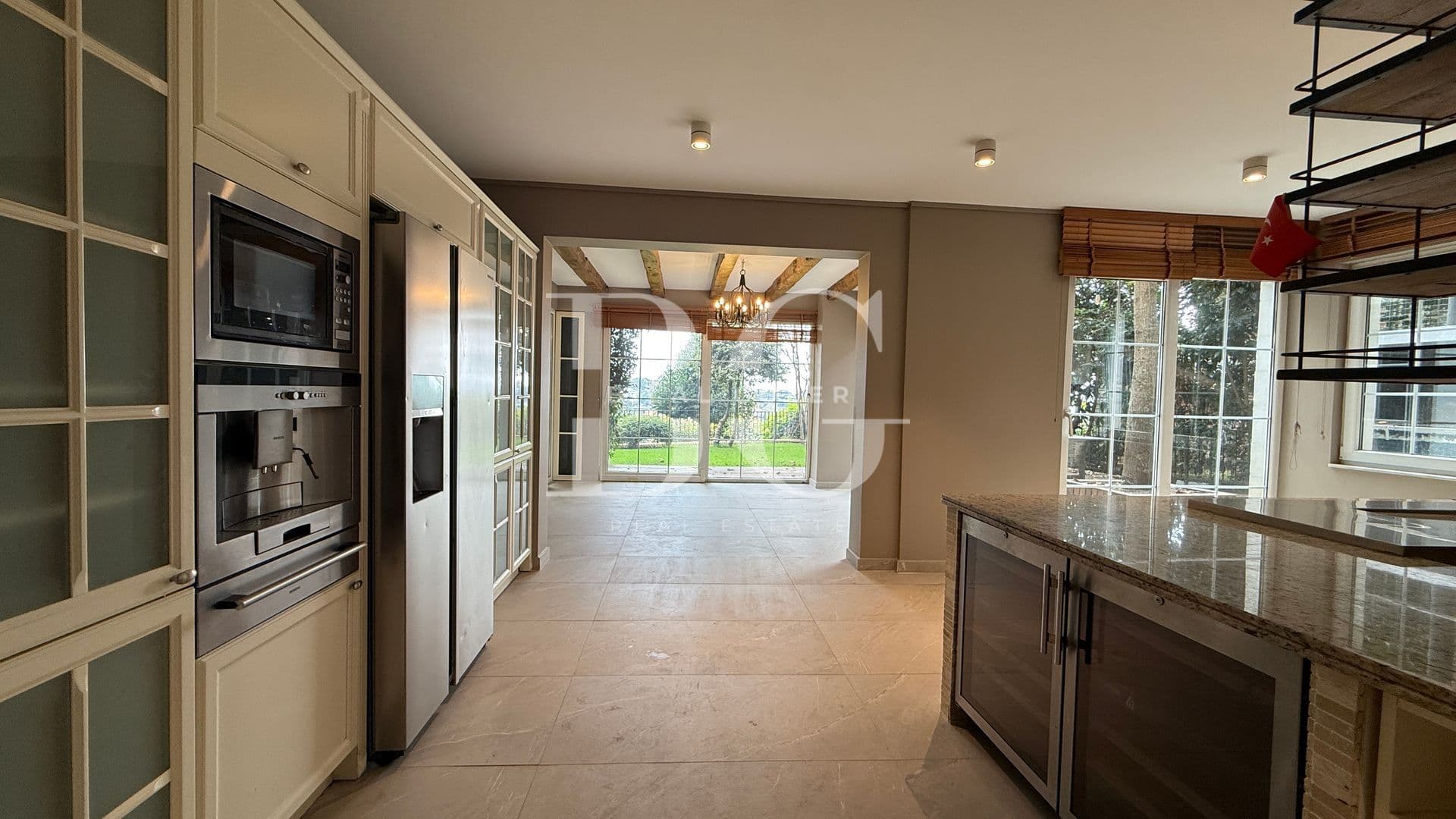 Acarkent'te Geniş Bahçe Kullanımlı Oturuma Hazır Satılık Villa 30