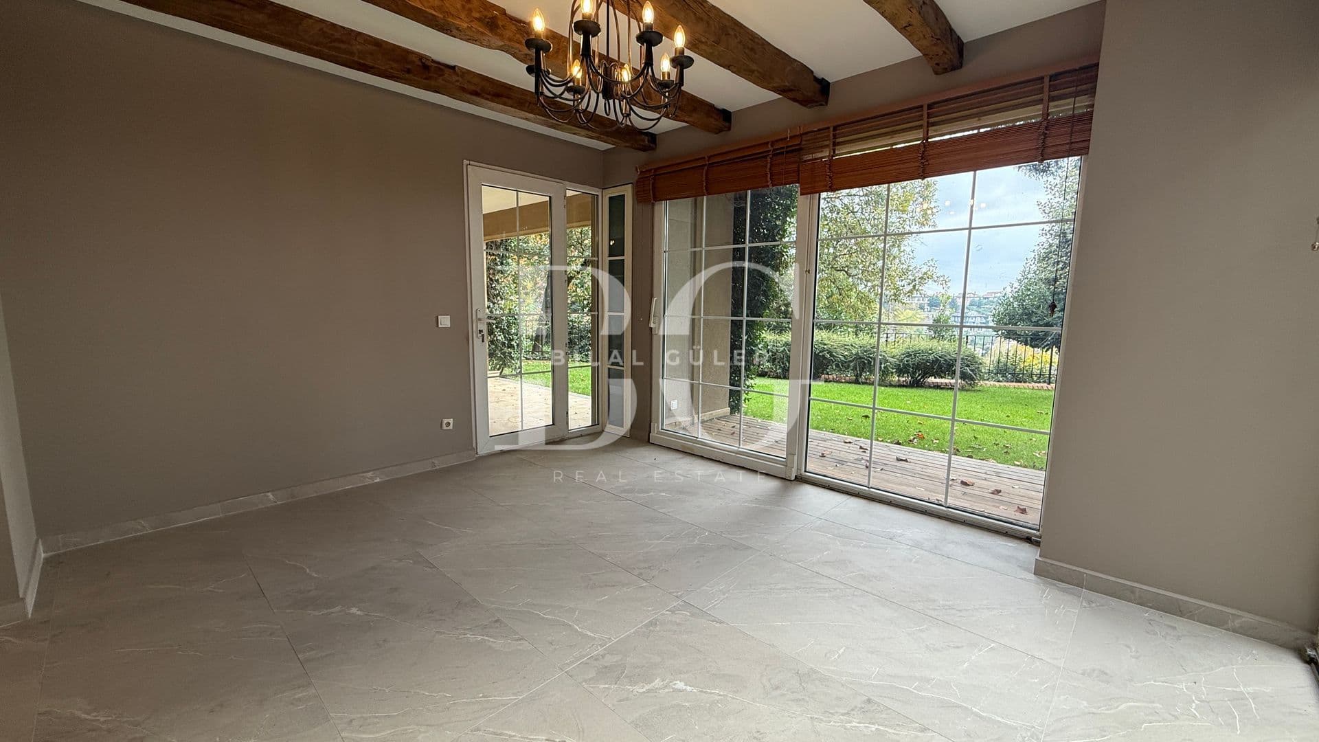 Acarkent'te Geniş Bahçe Kullanımlı Oturuma Hazır Satılık Villa 31