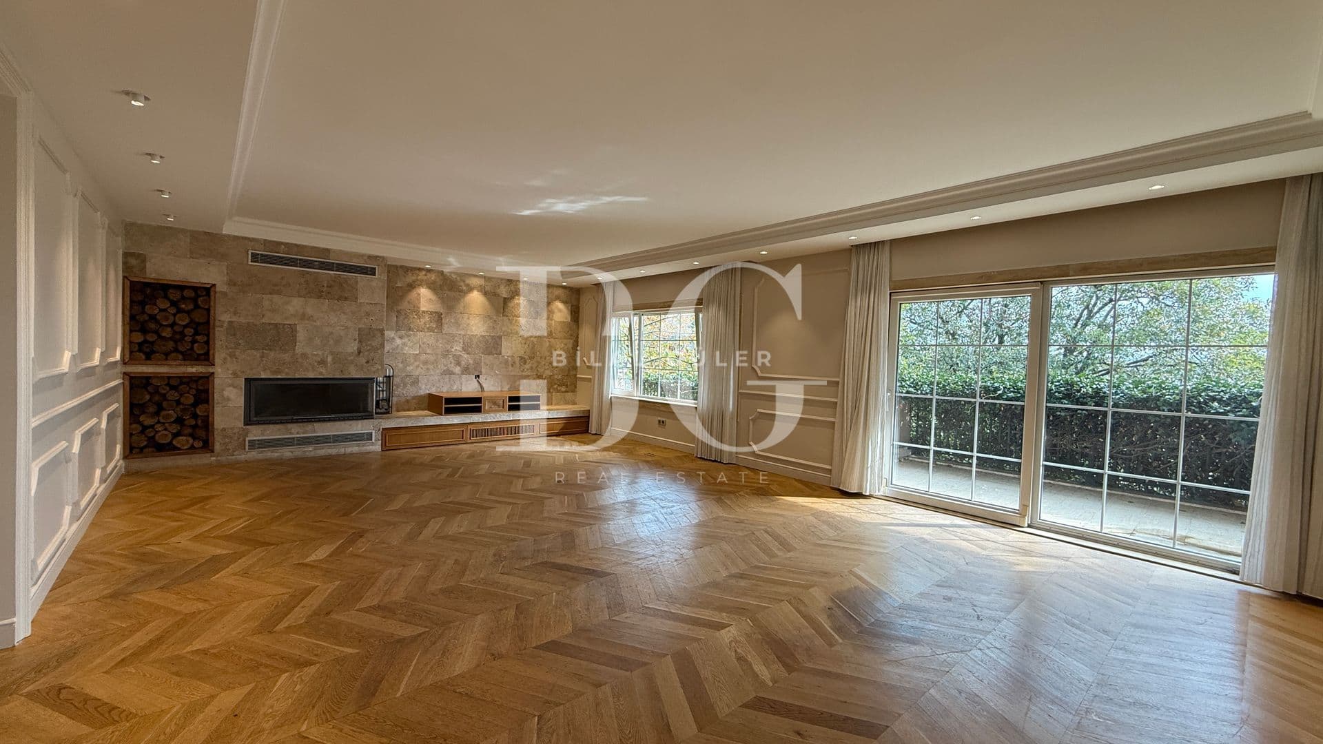 Acarkent'te Geniş Bahçe Kullanımlı Oturuma Hazır Satılık Villa 9