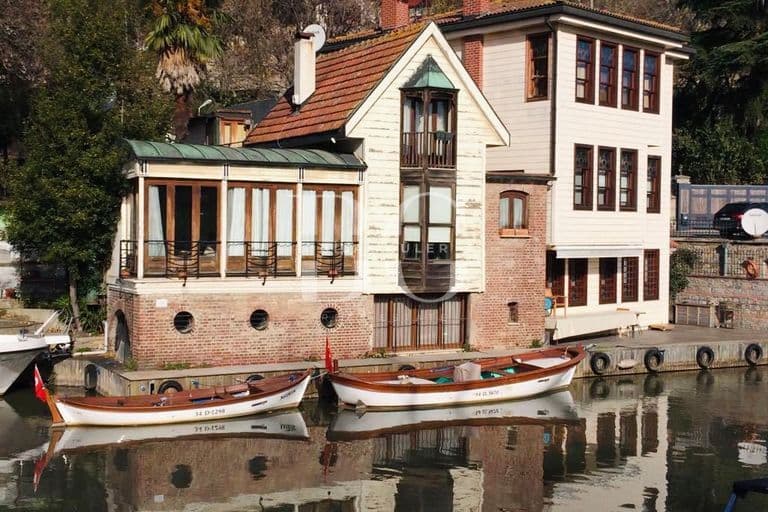 Beykoz Anadolu Hisarında Eşsiz Rıhtımlı Dere Yalısı