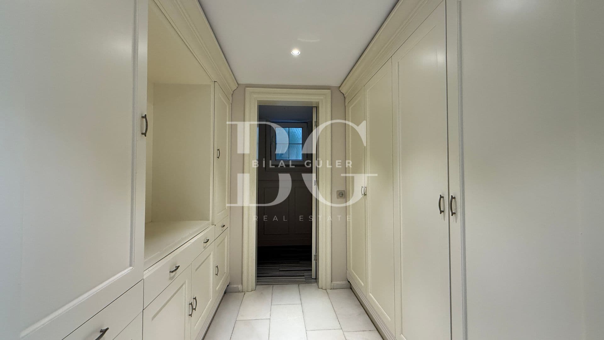 Acarkent'te Geniş Bahçe Kullanımlı Oturuma Hazır Satılık Villa 12