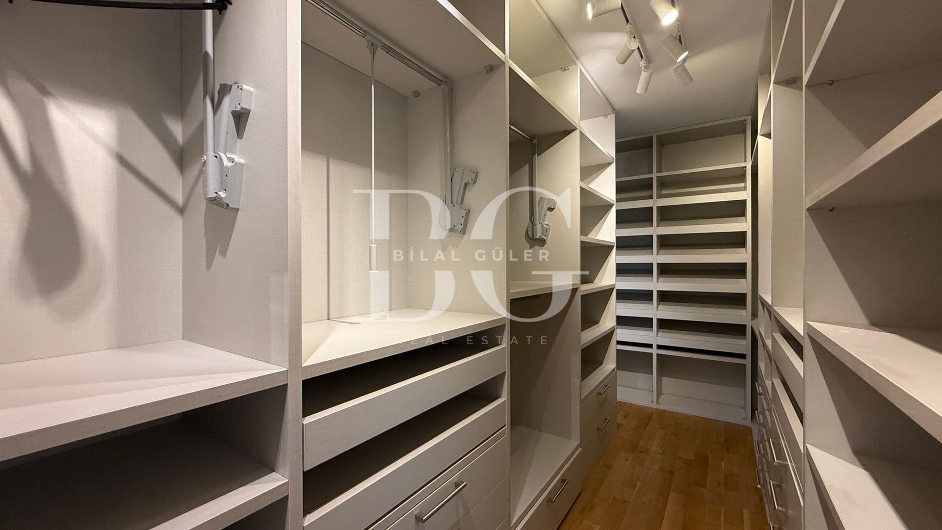 Acarkent'te Geniş Bahçe Kullanımlı Oturuma Hazır Satılık Villa 14