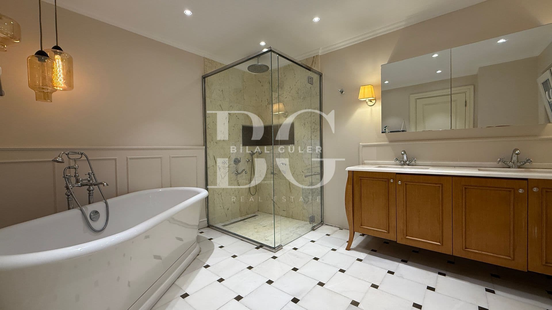 Acarkent'te Geniş Bahçe Kullanımlı Oturuma Hazır Satılık Villa 13