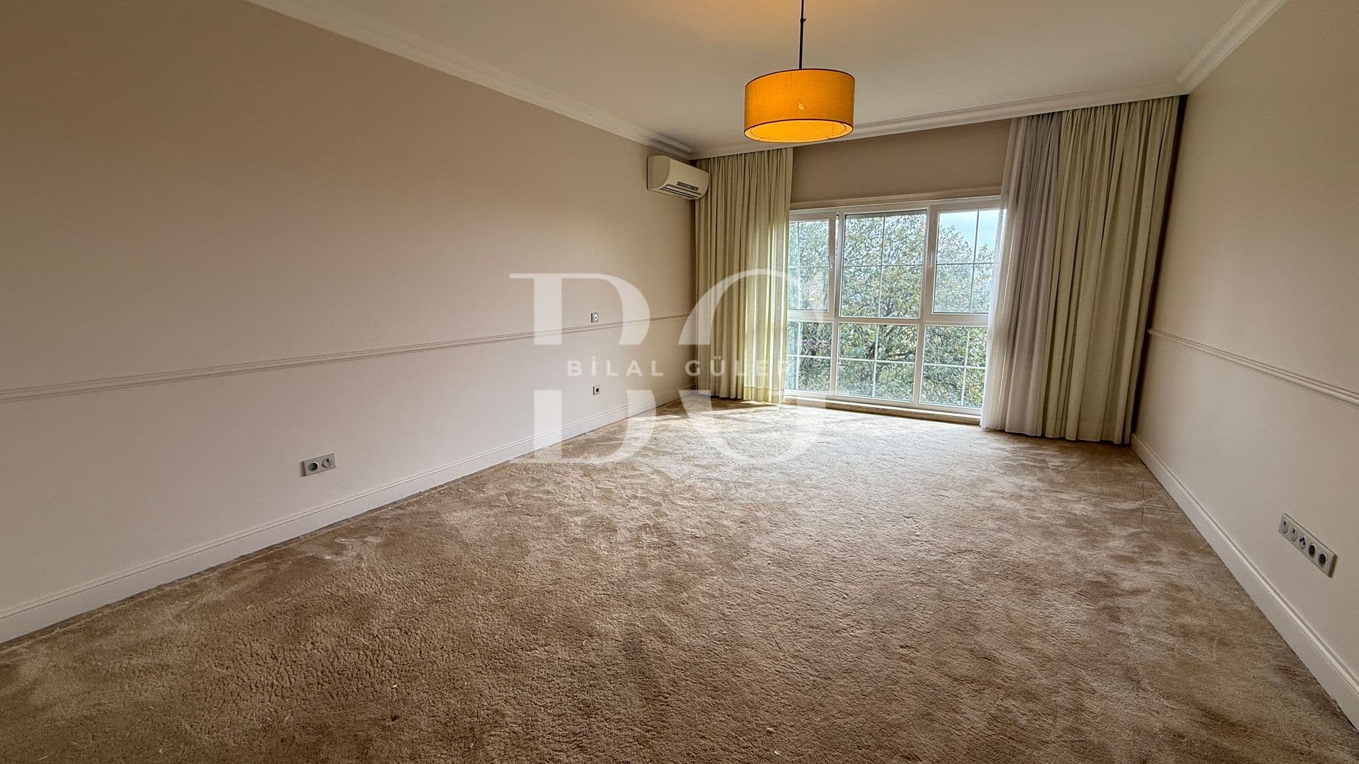 Acarkent'te Geniş Bahçe Kullanımlı Oturuma Hazır Satılık Villa 16