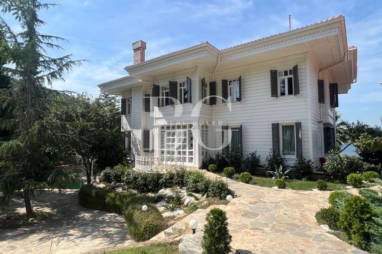 Beykoz Anadolu Kavağında Boğaz Manzaralı Havuzlu Kiralık Köşk