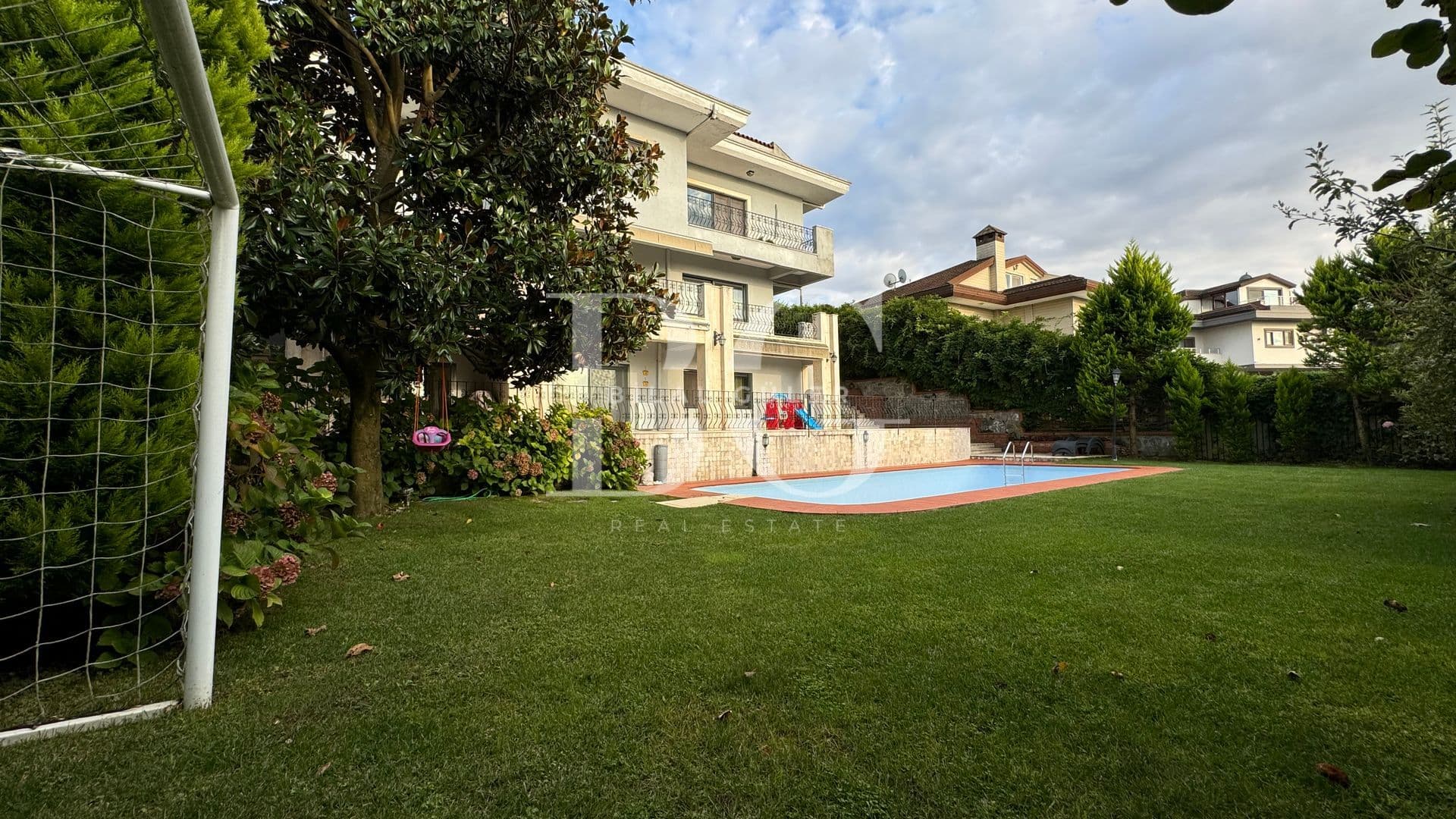 ACARKENT'TE ÖNÜ AÇIK HAVUZLU SATILIK VİLLA.. 8