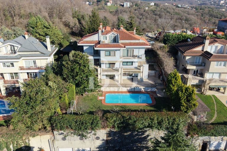 ACARKENT'TE ÖNÜ AÇIK HAVUZLU SATILIK VİLLA..