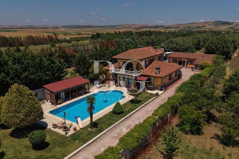 Silivri'de 3.360 m² Arsa İçinde Müstakil Havuzlu Çiftlik