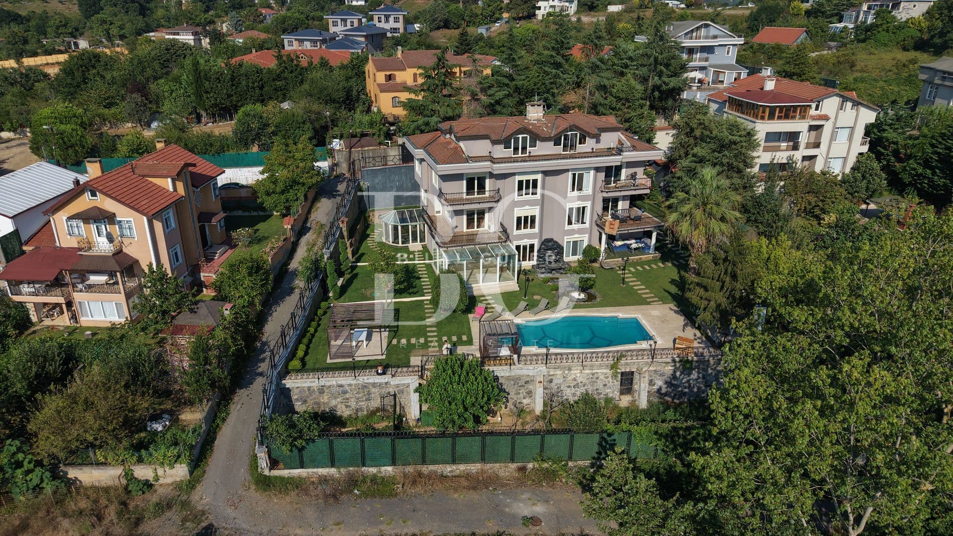 BEYKOZ’DA ACARKENT’E ÇOK YAKIN HAVUZLU 5+1 KİRALIK İKİZ VİLLA 1